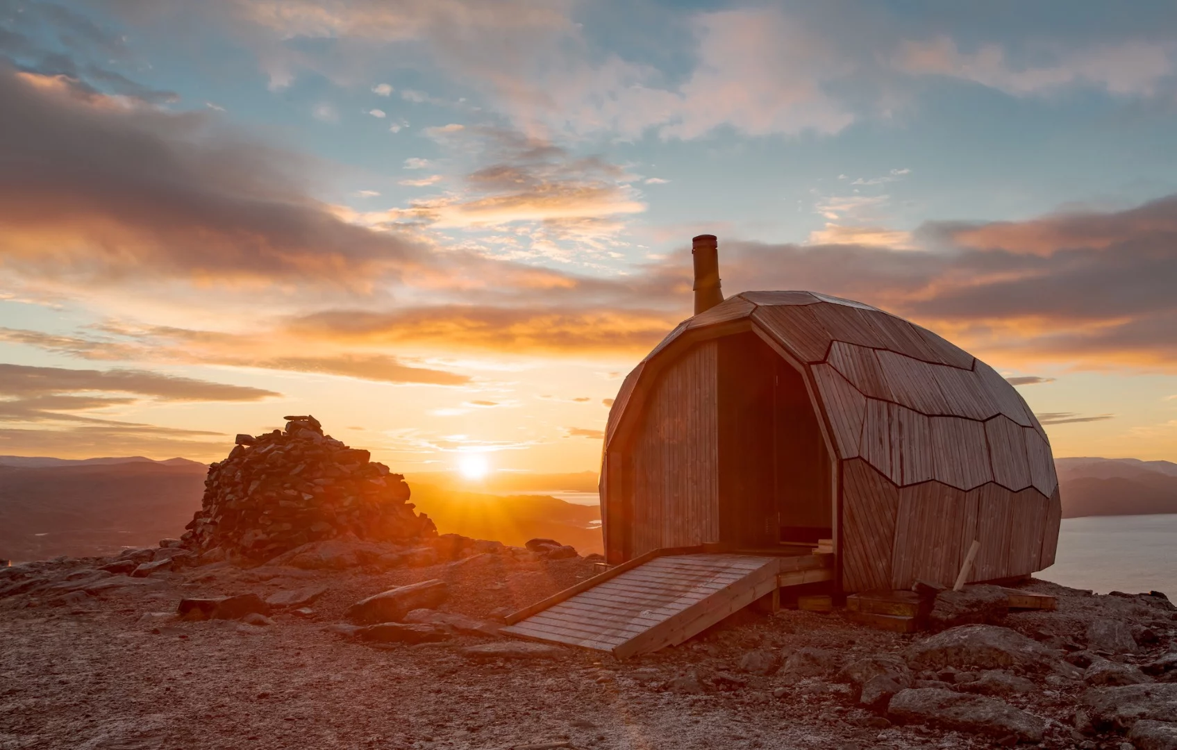 The Hammerfest Hiking Cabin is also designed to ensure that no snow builds up at the entrance
