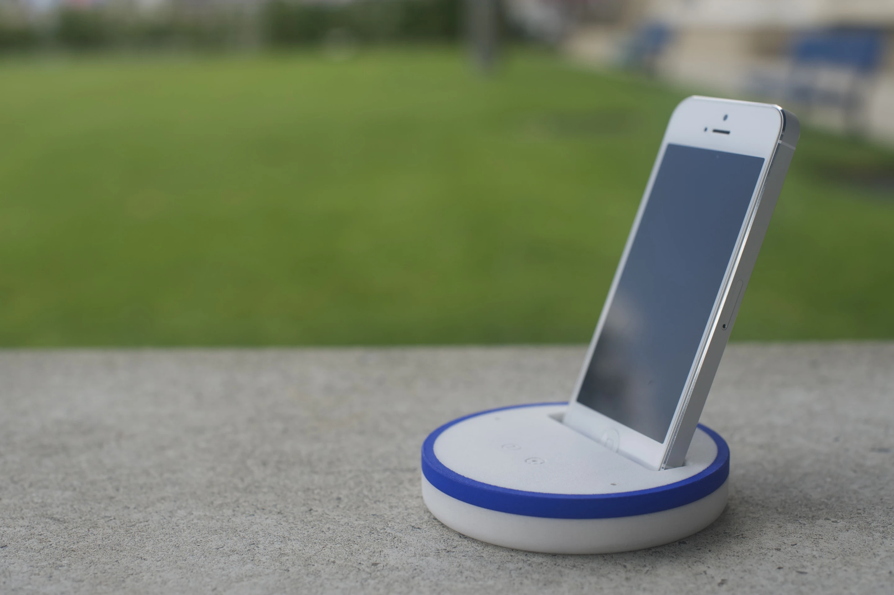 The Spinpod slot fits the Apple iPhone 4s/5 along with most Android phones