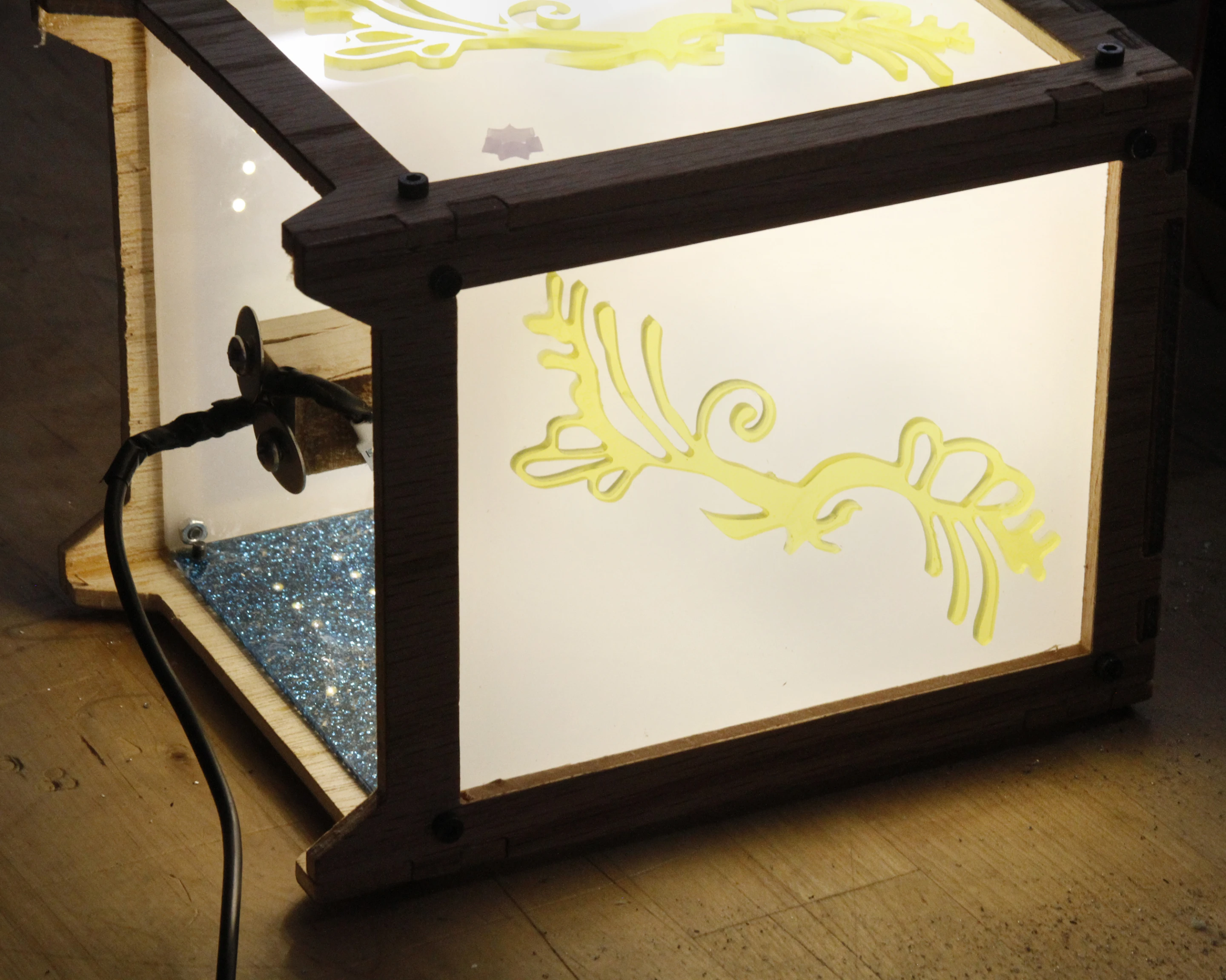 A Carvey etched lampshade