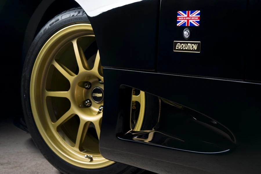 Ultima Evolution badge on the wheels, LED side indicator repeater, Evolution side badge and carbon brake vent