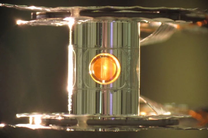 A metallic case called a hohlraum holds the fuel capsule for the NIF experiments (Photo: Eduard Dewald/LLNL)