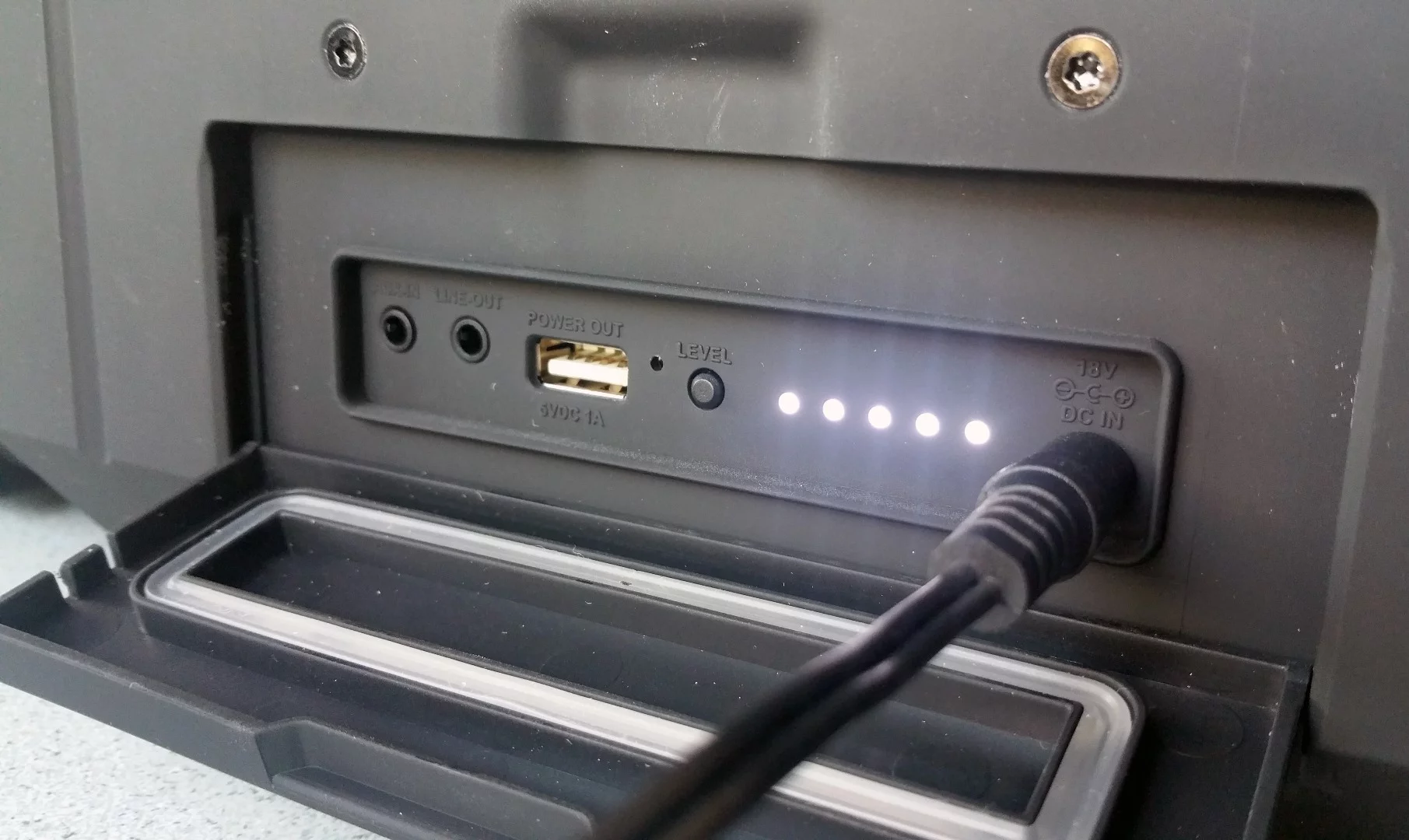 The Nyne Rock's 5 LEDs estimate remaining power with similar accuracy to a typical USB power bank