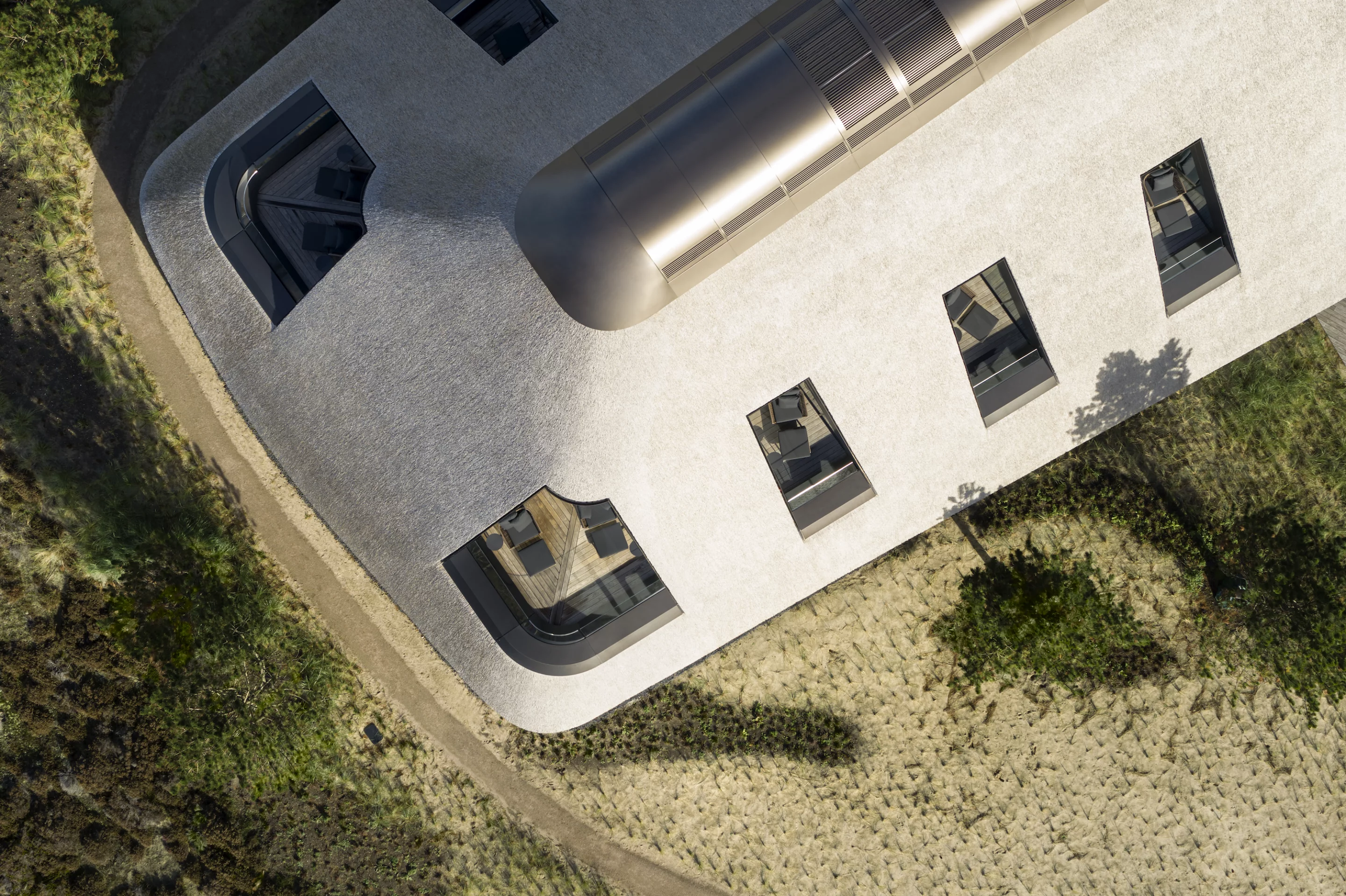 In addition to its use of thatched reeds, the Lanserhof Sylt was constructed using oak, glued laminated timber (glulam) and recycled aluminum