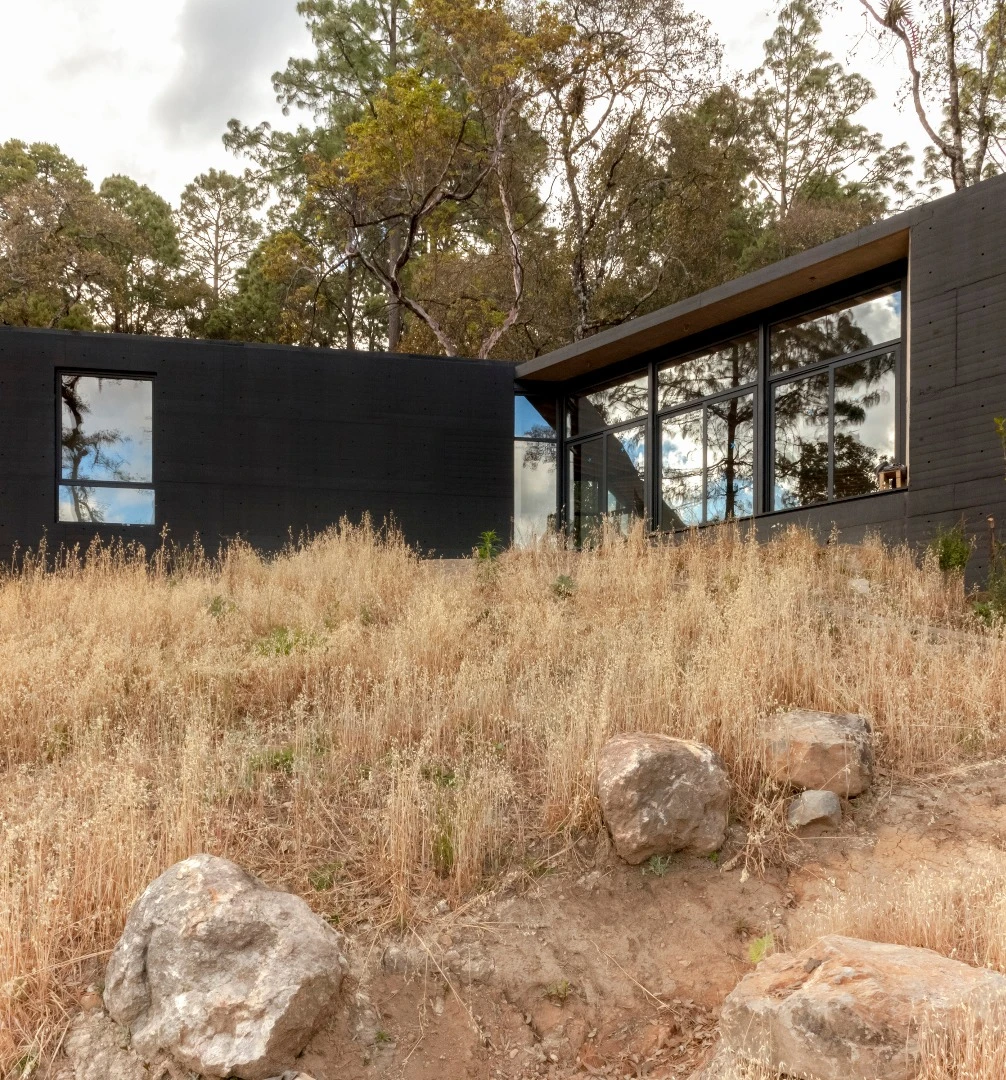 For the materials, the designers of the Casa de la Roca began with trusty ol’ concrete due to its high structural performance, longevity and minimal need for maintenance