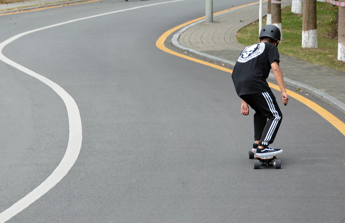 The Pomelo Pro electric longboard can support riders up to 120 kg