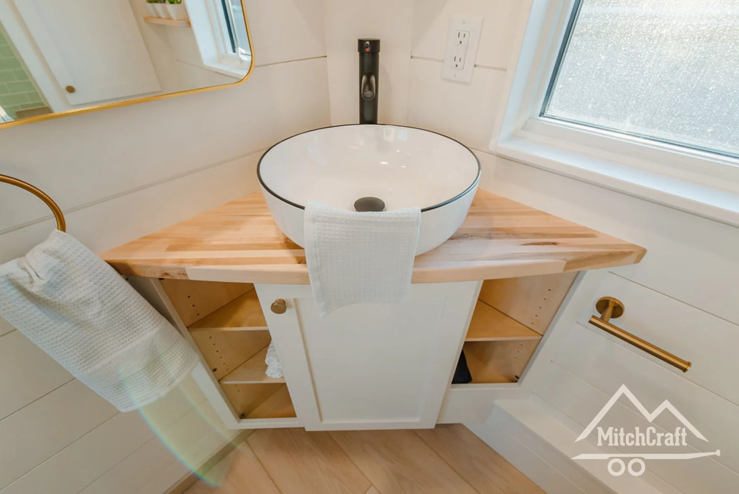 Corner basin is a clever way to save space