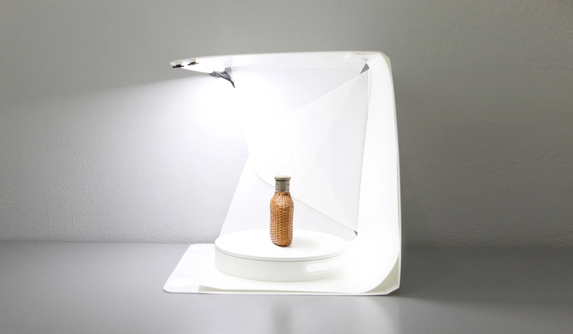 The Halo Edge light feature of the Foldio360 helps to eliminate any boundary line caused by the platform
