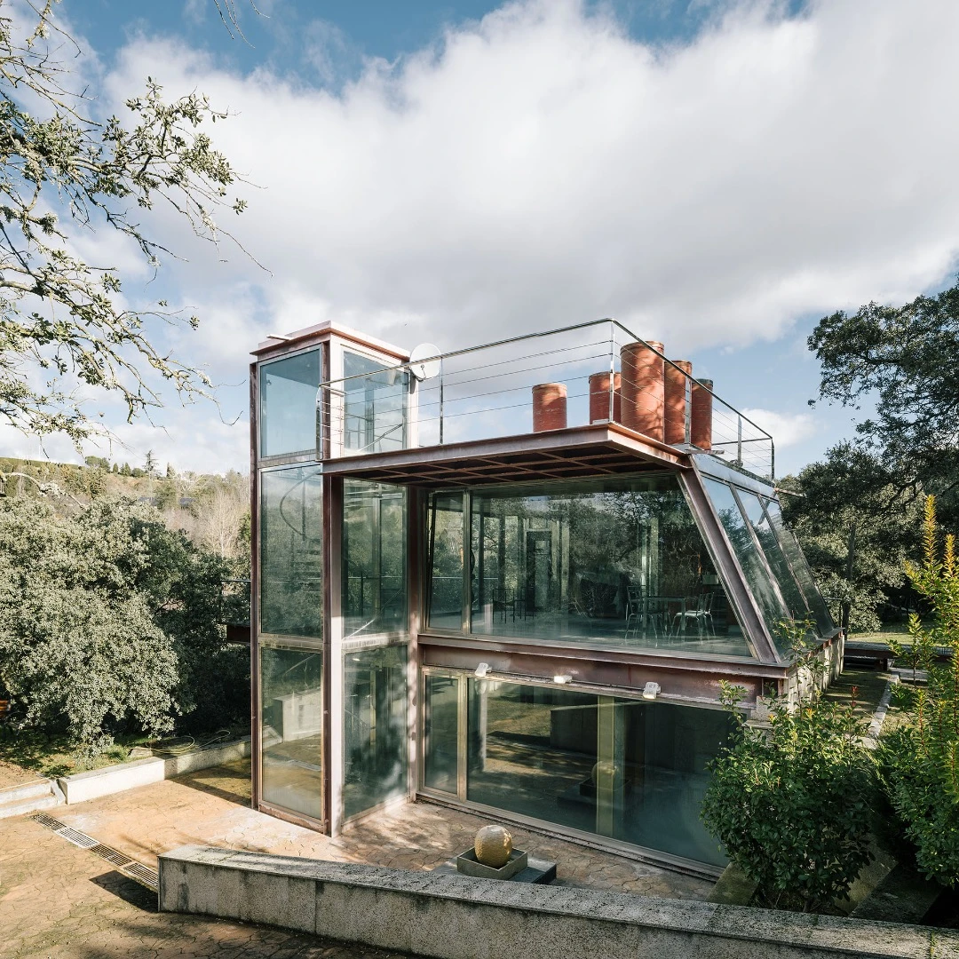 The Hidden Pavilion is topped by a rooftop terrace that sport light tubes, which bounce light into the home