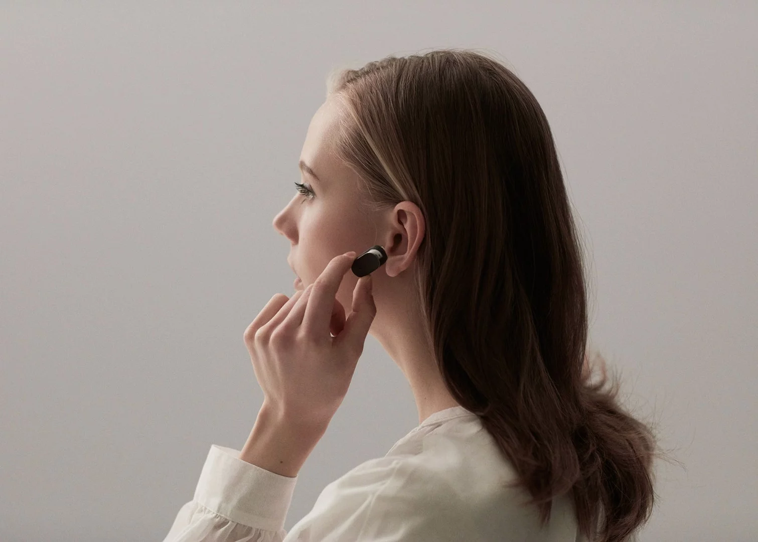 The Xperia Ear connects to an app running on a compatible Sony smartphone