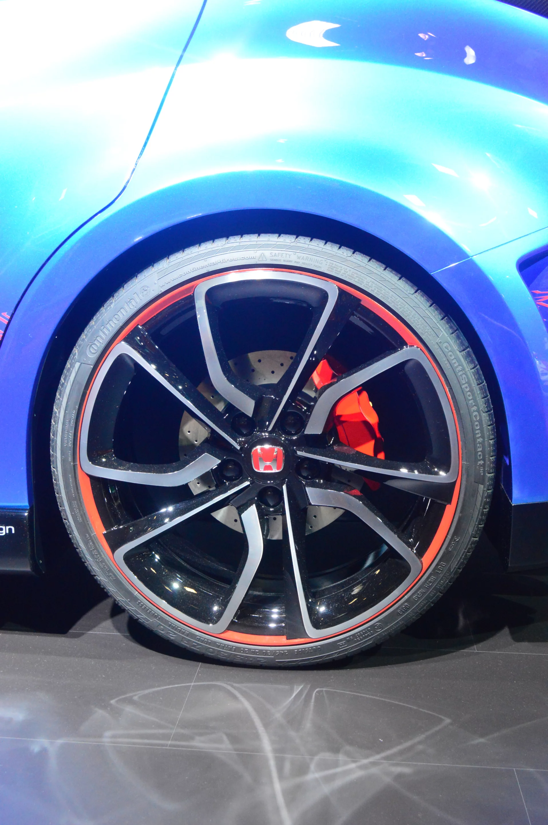 Close up of the Honda 2015 Civic Type R at the Paris Motor Show (Photo: C C Weiss/Gizmag)