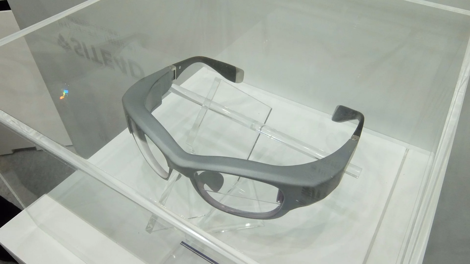 The extra bulk of the "Cool Design Smart Glass" prototype is more obvious from certain angles