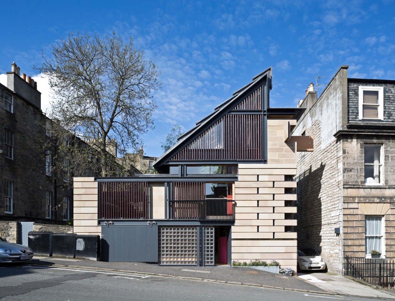 Murphy House by Richard Murphy Architects is located in Hart Street, Edinburgh, Scotland