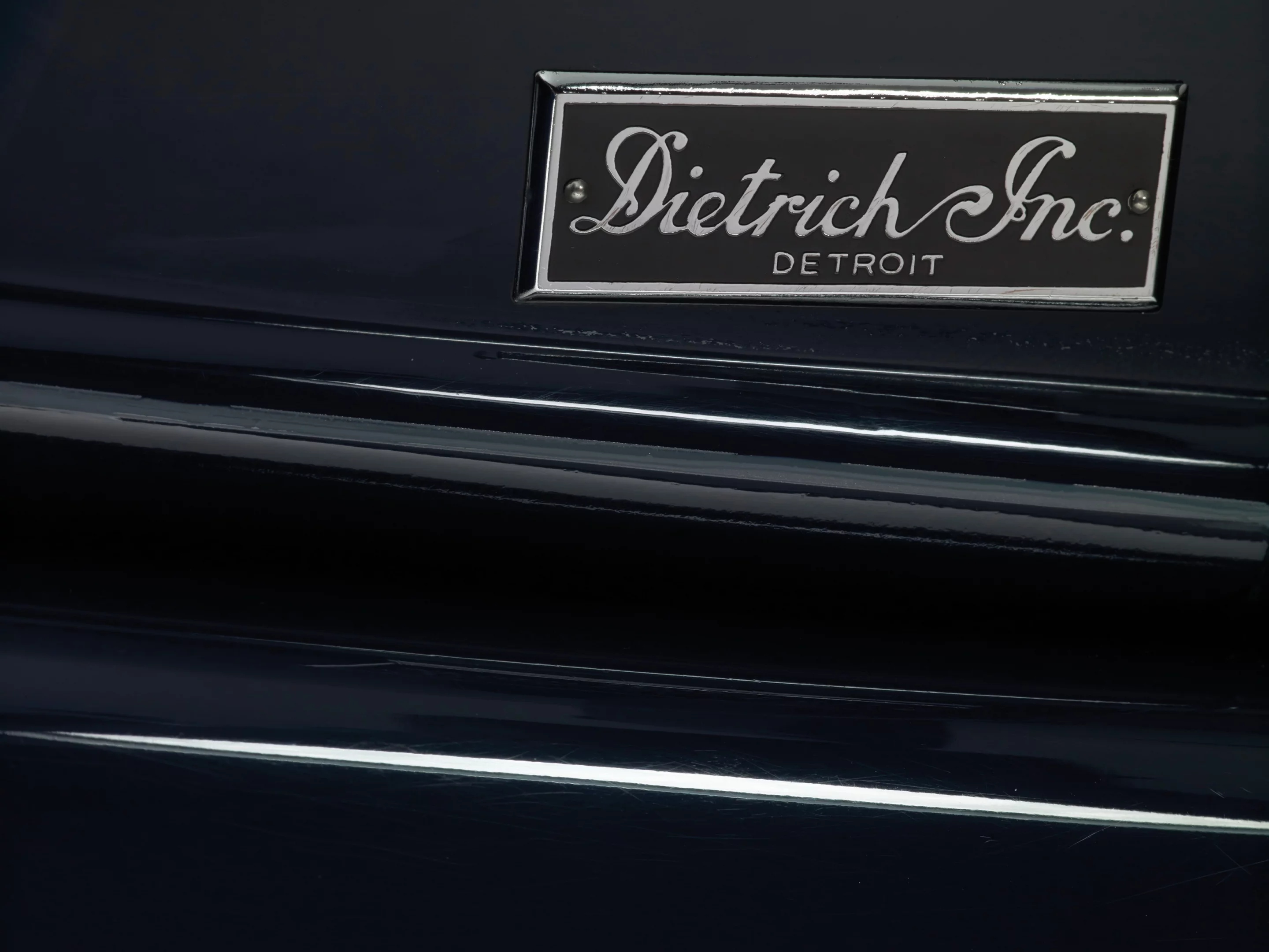 Once owned by no less a far-sighted collector than Otis Chandler, this 1932 Packard Deluxe Eight Sport Phaeton is a genuine Dietrich Individual Custom Packard and one of just two known examples built by Dietrich on the 904 Deluxe Eight chassis. The full auction description is worth reading. This exceptional, meticulously maintained concours restoration was sold by RM Auctions for US$1,045,000. Photos: Michael Furman ©2015