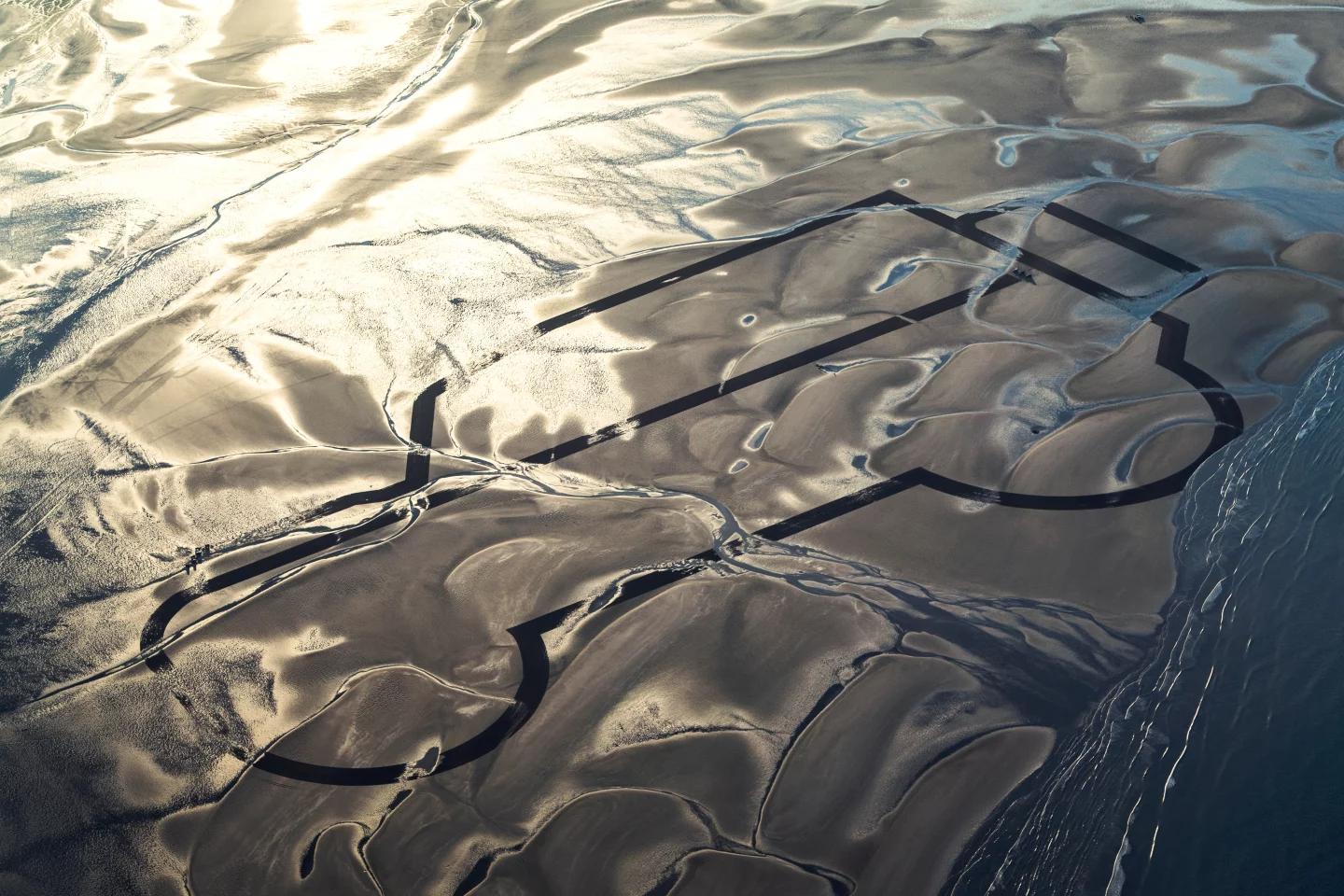 Land Rover immortalized in sand ... for a few minutes