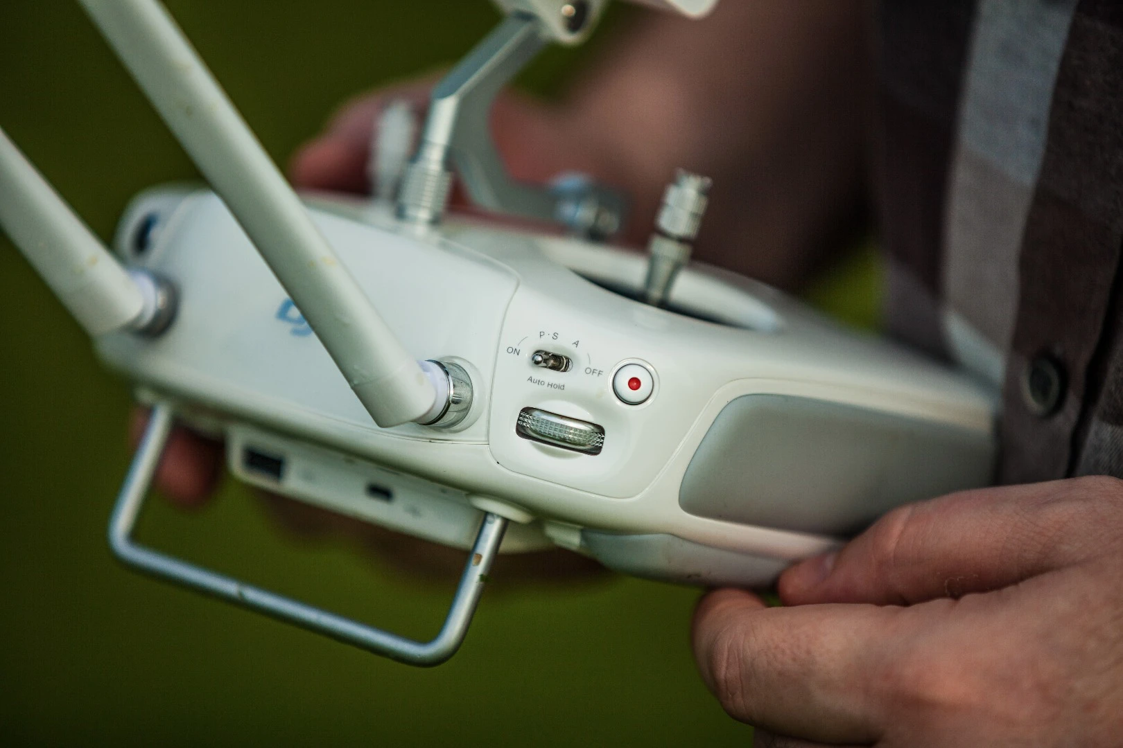Phantom 4 controller is almost identical to the one on the Phantom 3, but that mode switch now has an S for Sport mode