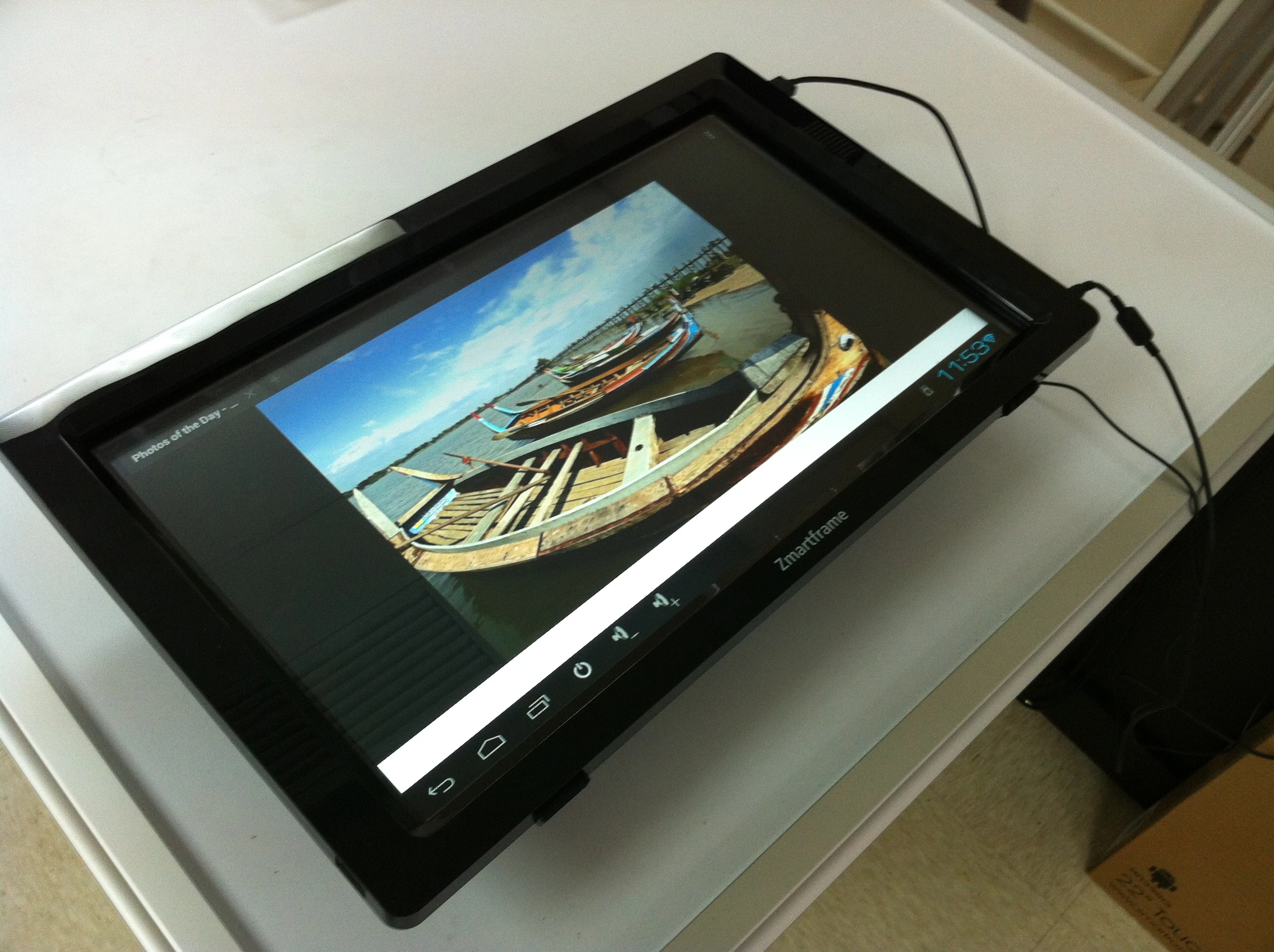 The Zmartframe, compatible with Windows 8, 7, XP and Vista, features a Dual Core Cortex A9 1.2 GHZ CPU and 1Gb DDR and 8 GB of internal memory
