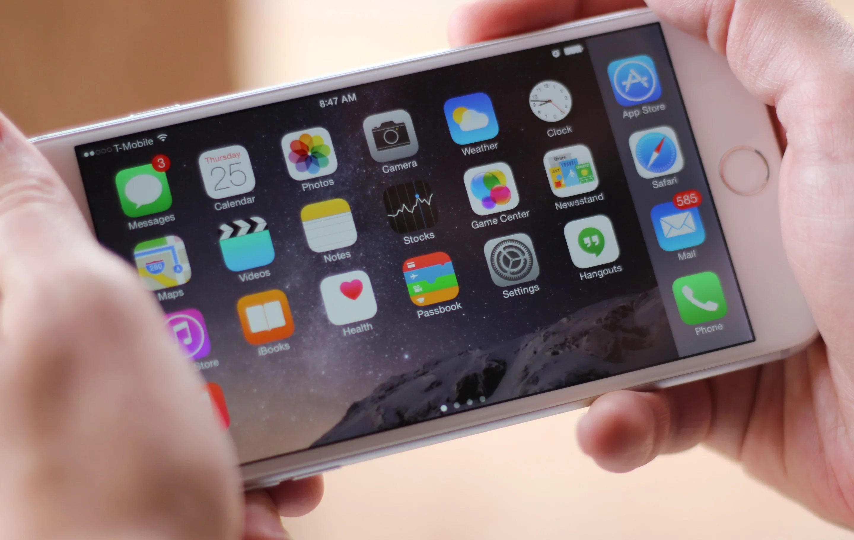 The 6 Plus is the first iPhone with a home screen that rotates into landscape mode (Photo: Will Shanklin/Gizmag.com)