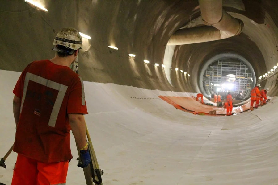 Surveying work is carried out in one of hte Farringdon tunnels (Photo: Stu Robarts/Gizmag)