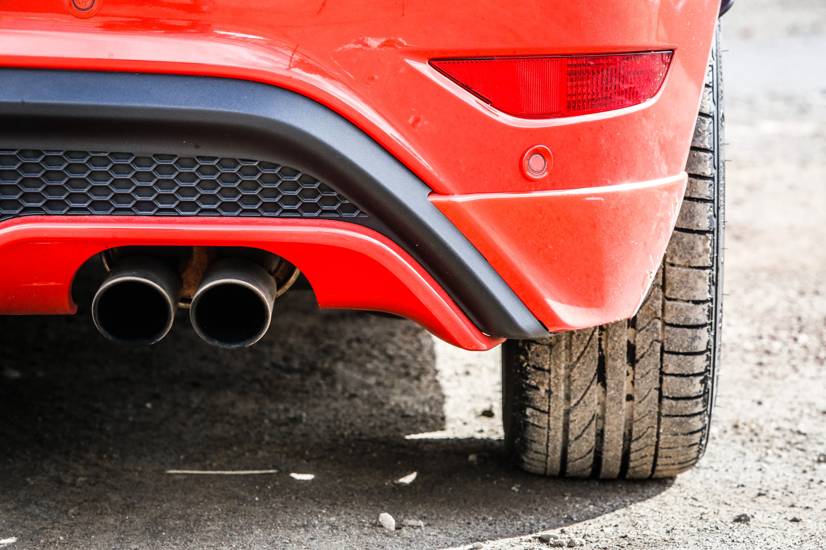 2014 Ford Fiesta ST - dual exhausts (Photo: Gizmag.com)