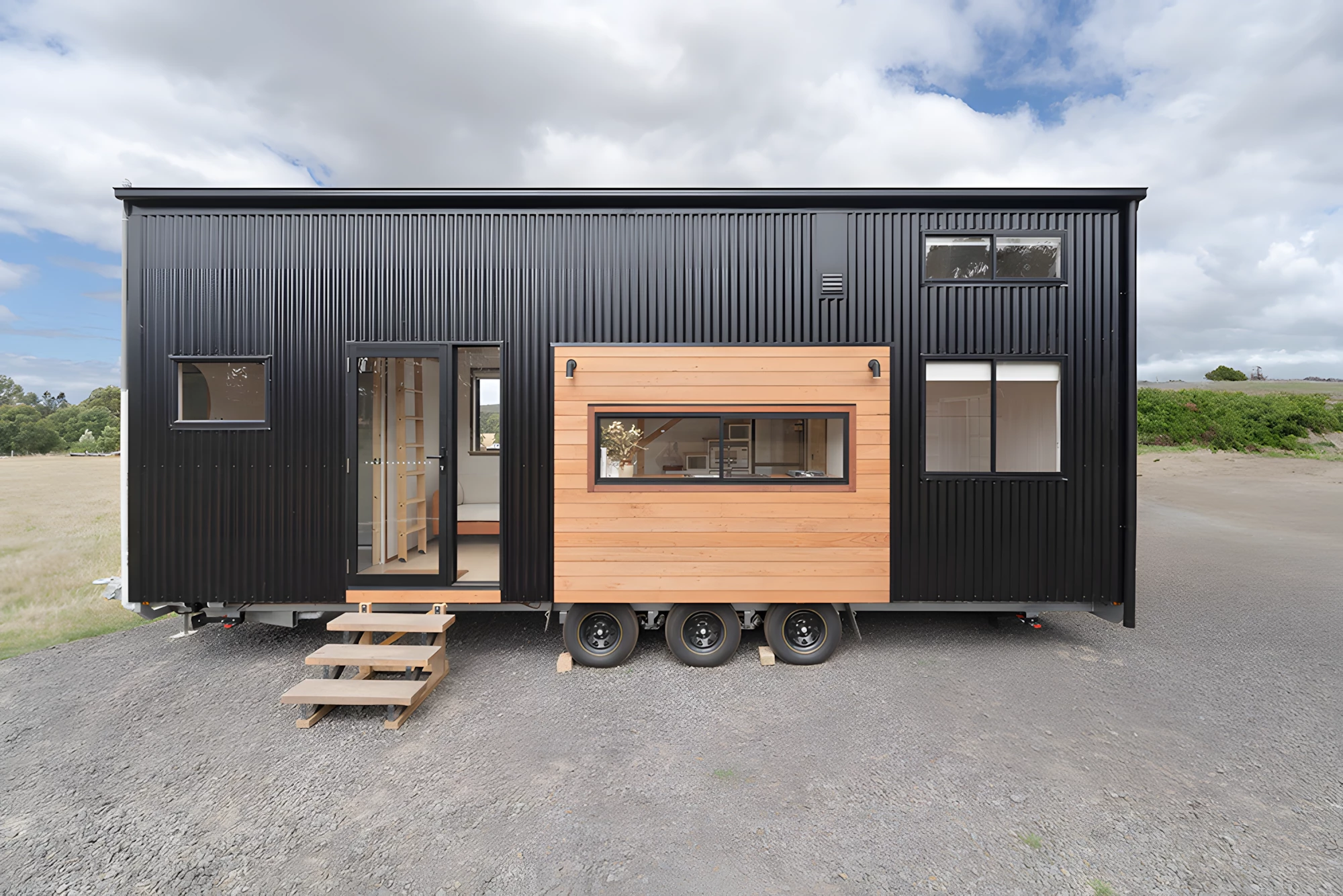 The Grevillea is based on a triple-axle trailer and has a length of 8.4 m (27 ft)