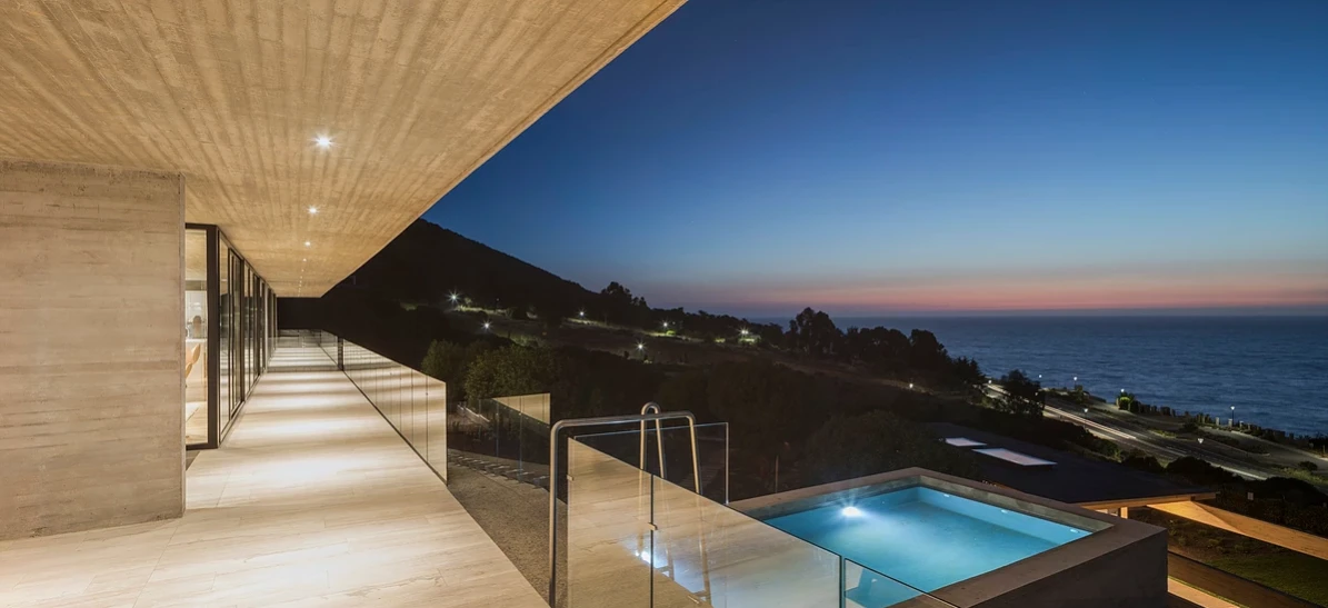 Pool and balcony area at La Casa H, by Felipe Assadi Arquitectos