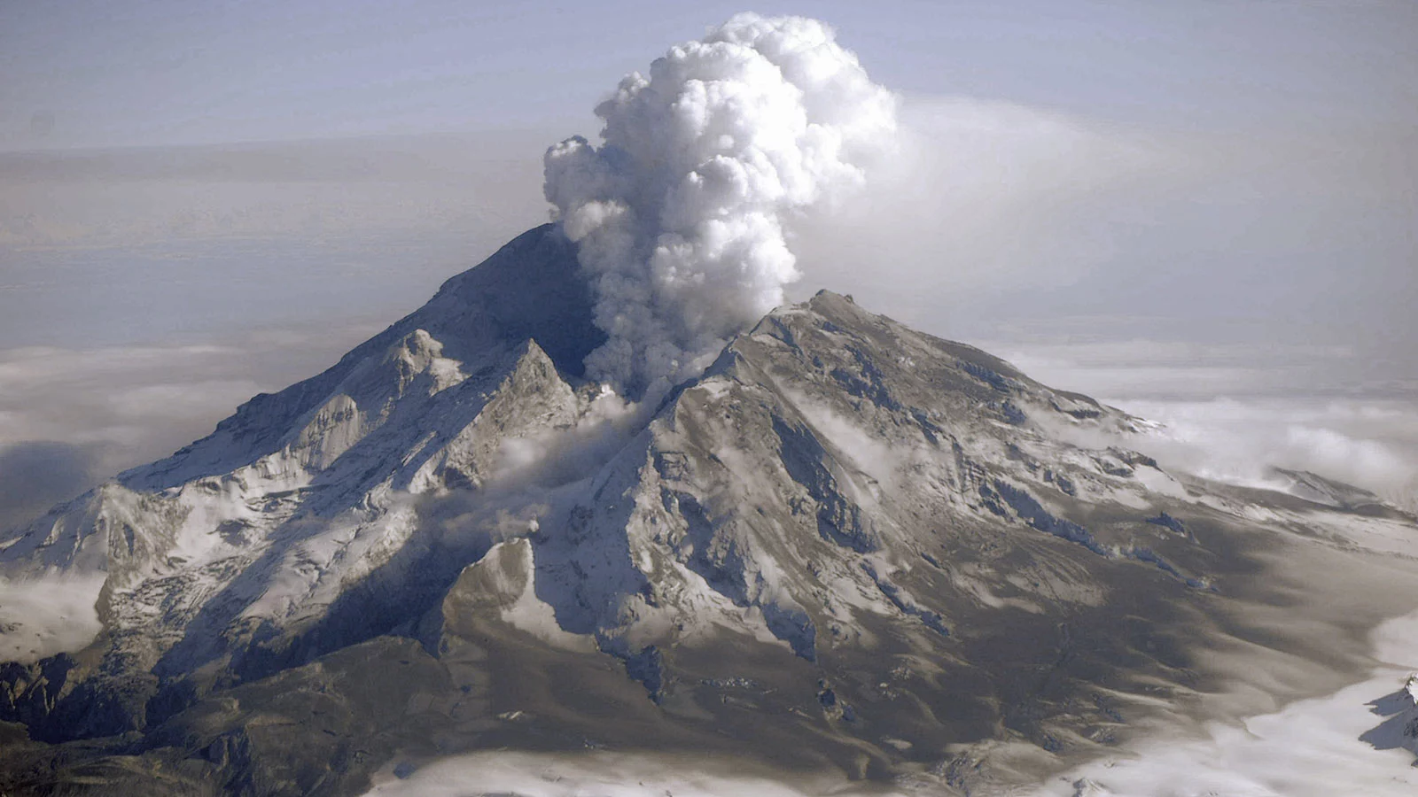 Mount Redoubt erupting in Alaska, in 2009