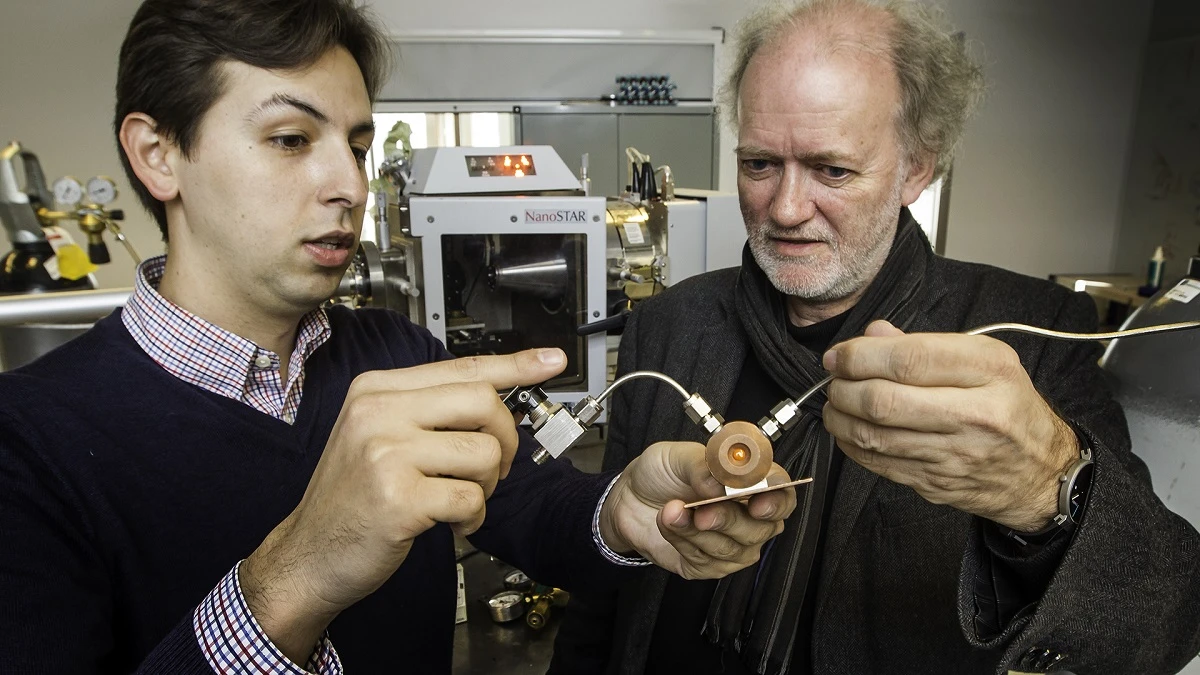 Leander Michels (left) and Prof. Jon Otto Fossum hold a chamber they use to study clay samples (Photo: Per Harald Olsen, NTNU)