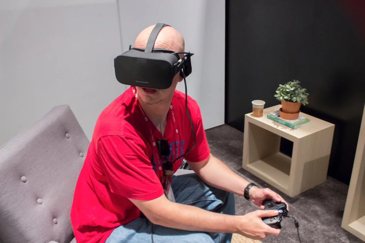 For input, Damaged Core uses the Xbox One controller that's bundled with the Oculus Rift