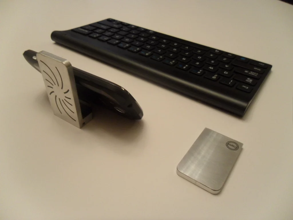 Capta can be used as a desktop smartphone stand, by simply leaning the phone against it