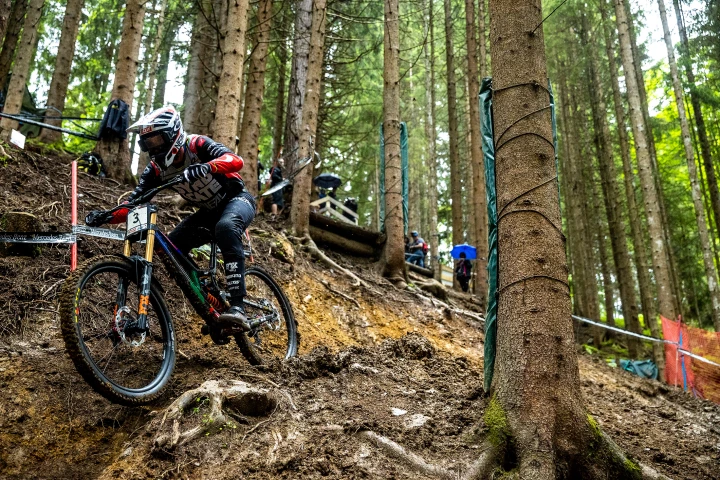 The Santa Cruz Syndicate says moving to "nano-velcro" reinforced carbon fiber for its rims has drastically reduced breakages and made the wheels much stronger