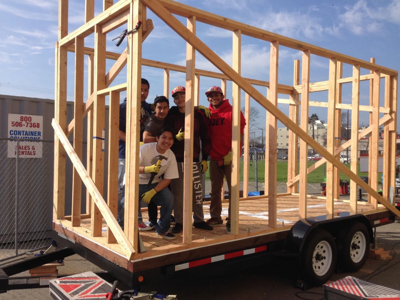 The towable dwelling sits on a 2 x 4.87 m (7 x 16 ft) trailer and weighs around 2,721 kg (6,000 lb)