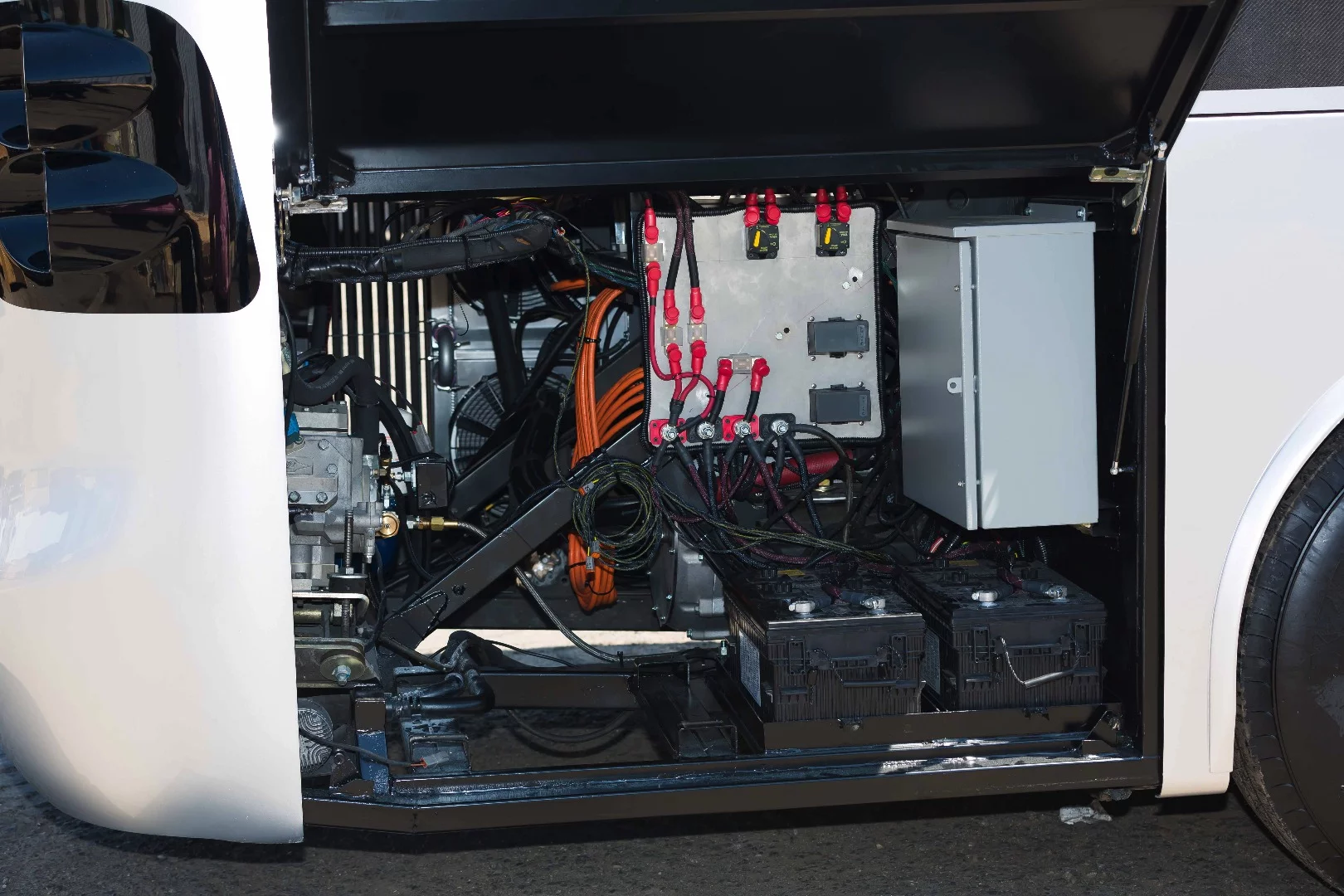 The 96 Winston batteries are integrated in the bus's chassis