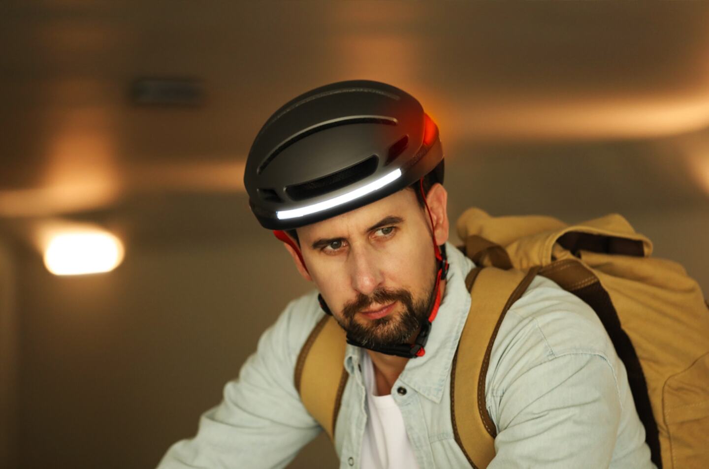 Like most bike helmets, the EVO21 features a polycarbonate shell and an EPS foam liner