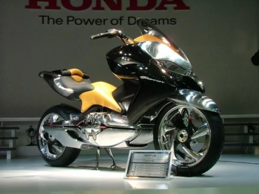 At the heart of the Griffon beats a horizontally opposed 4-cylinder 750cc power unit equipped with an automatic transmission and the next generation VTEC. This sophisticated power unit gives a low center of gravity and offers superior space utilisation.