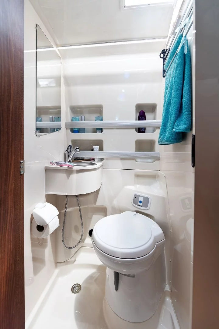 Wet bath inside the Westfalia Amundsen 540D Offroad