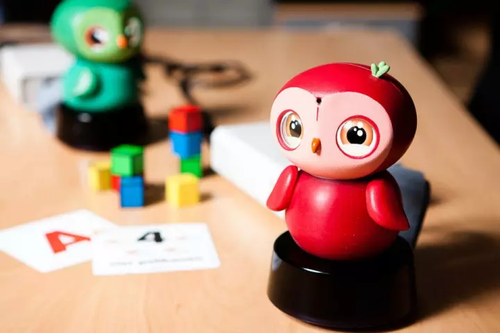 ixi-play is capable of face, color and voice recognition