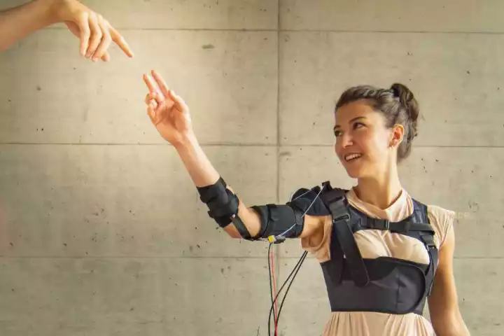The Myoshirt wearable muscle reads movement impulses and contributes power by shortening Dyneema cables