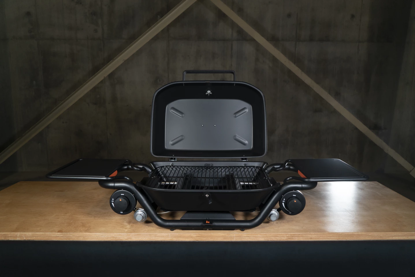 Forge 15 chefs can also drop the grill on a table for cooking