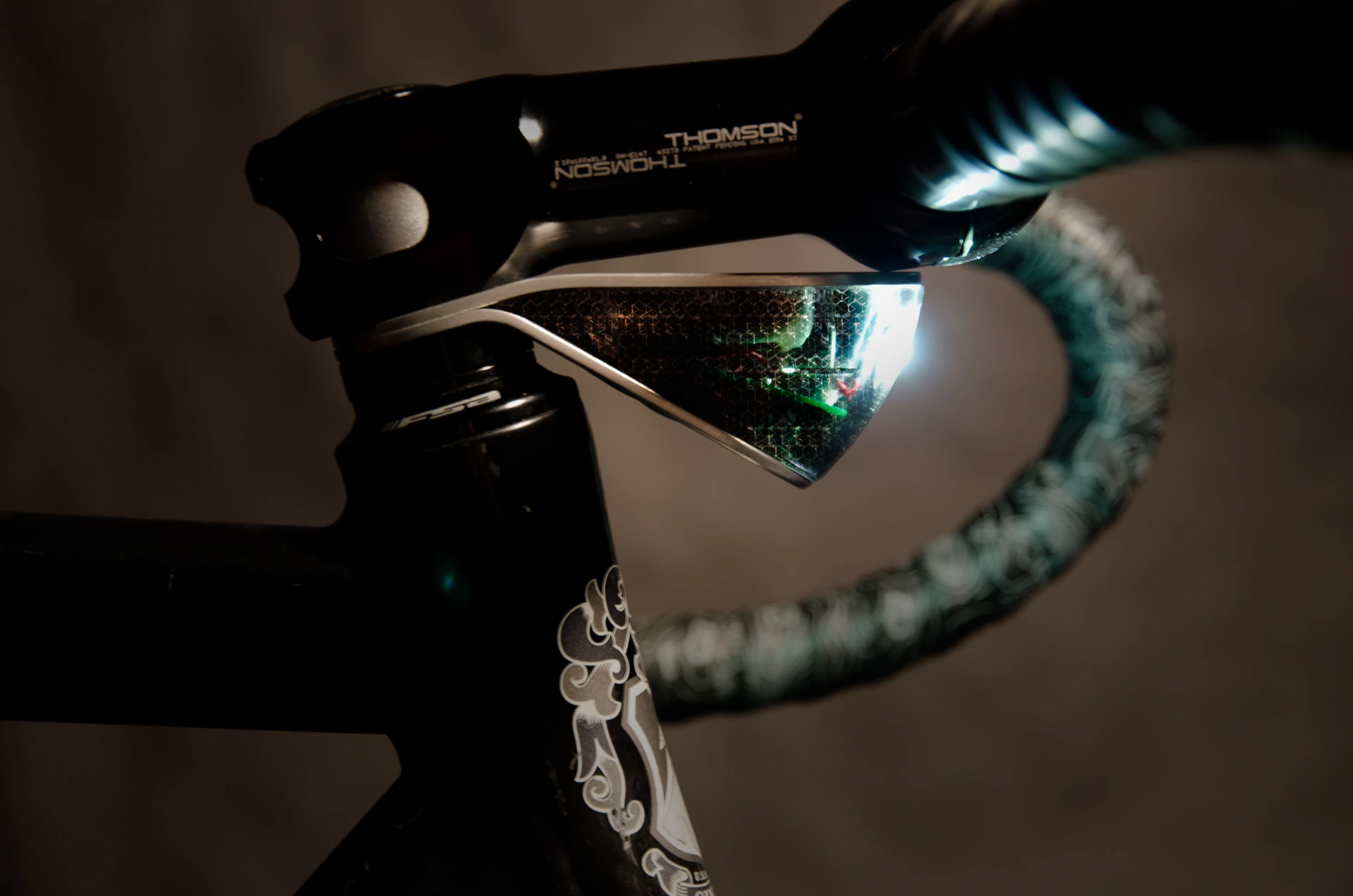 Being installed below the handlebar stem means that the light produced always points in the direction of travel