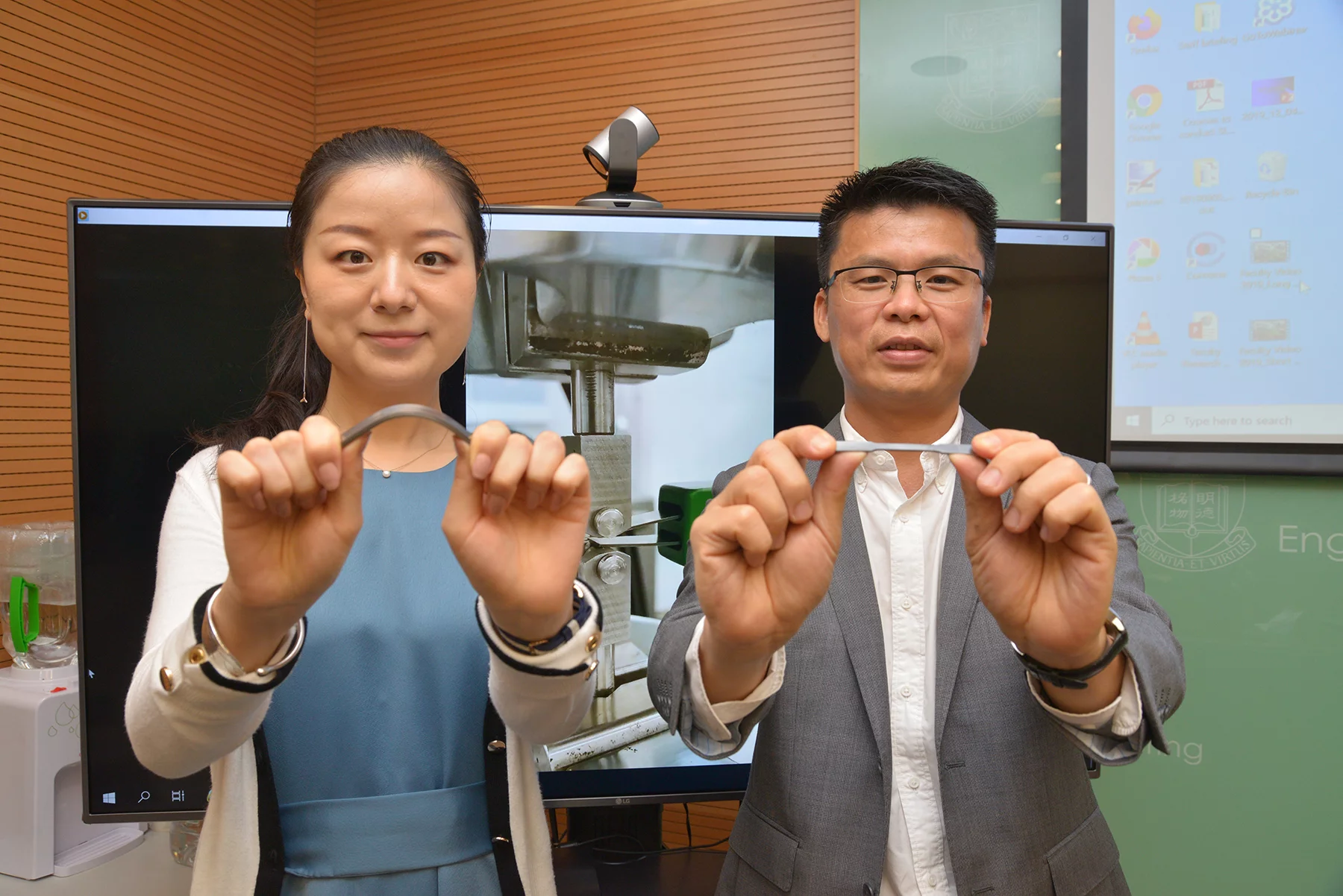 Liu Li (left) and Huang Mingxin (right), demonstrating the new super steel