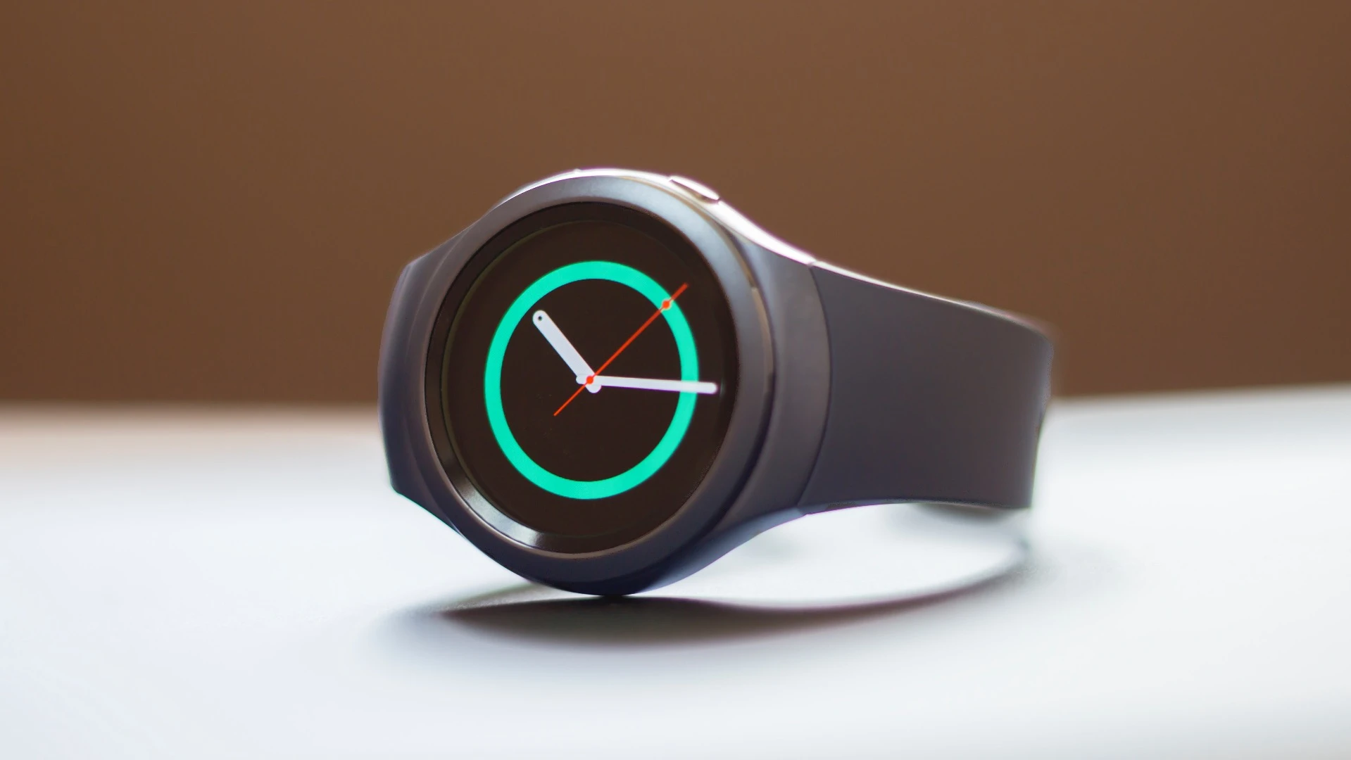 Gizmag takes an early look at the Samsung Gear S2, a round smartwatch with a unique rotating bezel