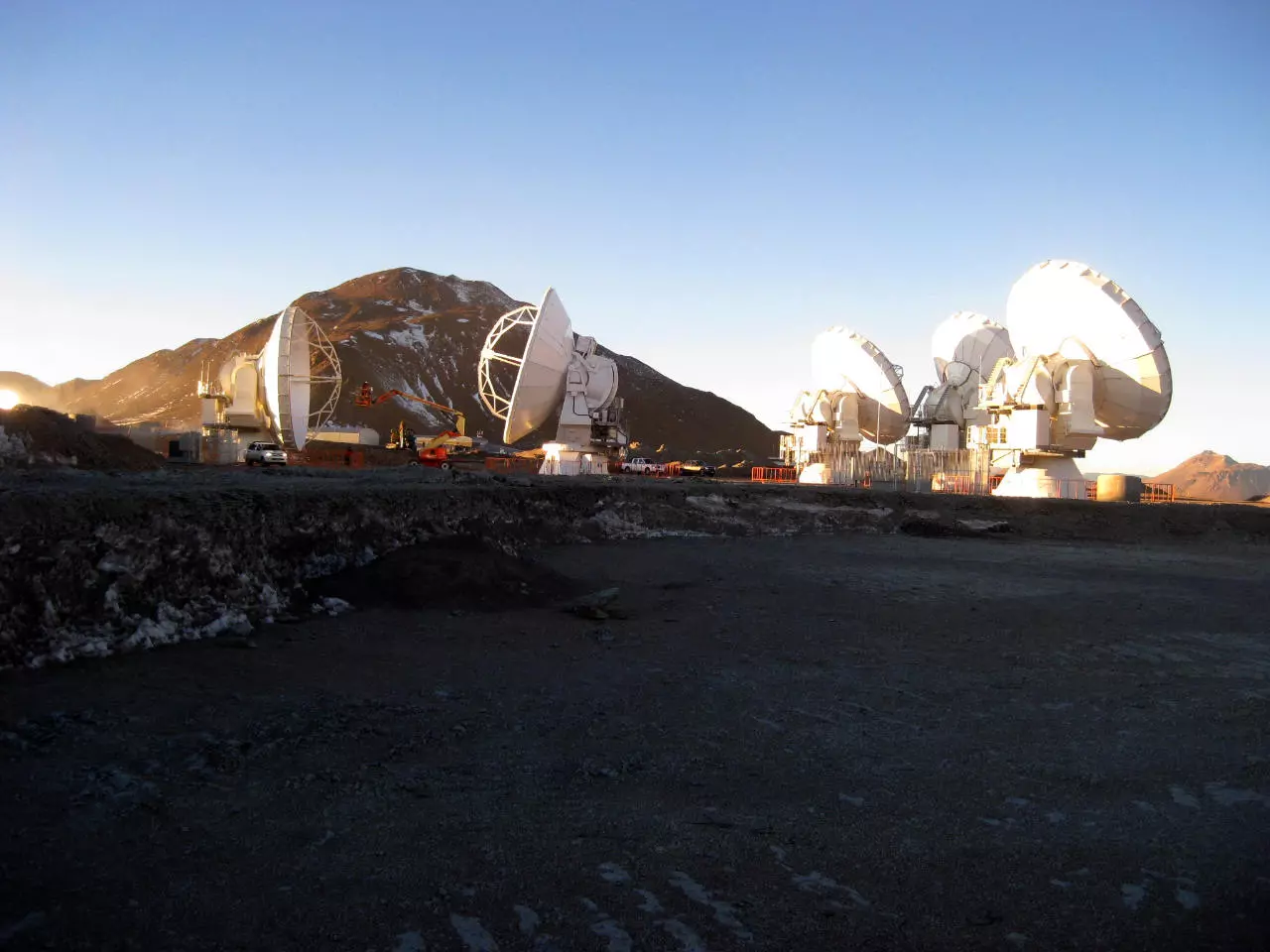 Antennas on Chajnantor. Photo: ALMA (ESO/NAOJ/NRAO)/W. Garnier (ALMA)