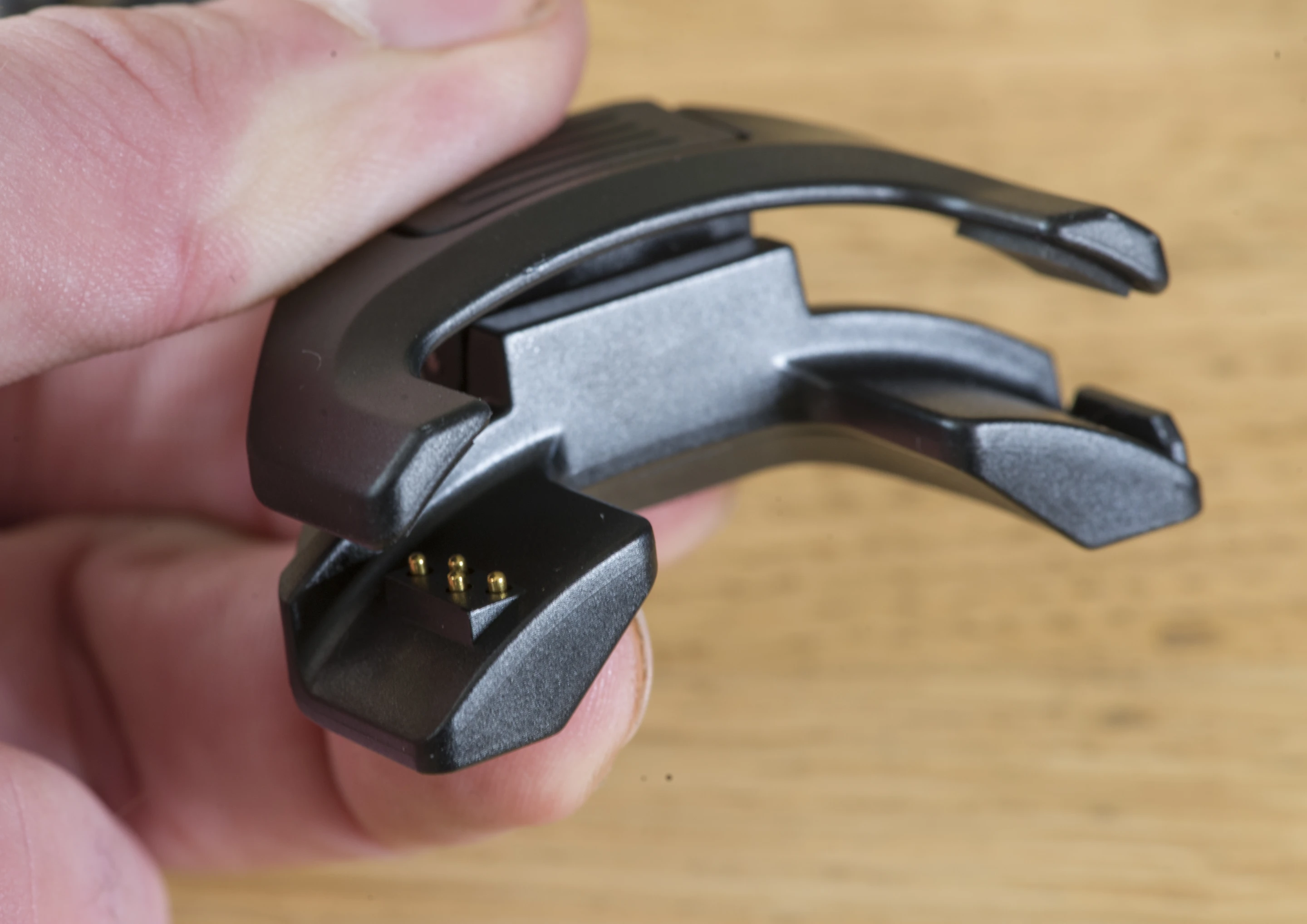 The clip USB charger for the Garmin Vivosmart fitness tracker (Photo: Simon Crisp/Gizmag.com)