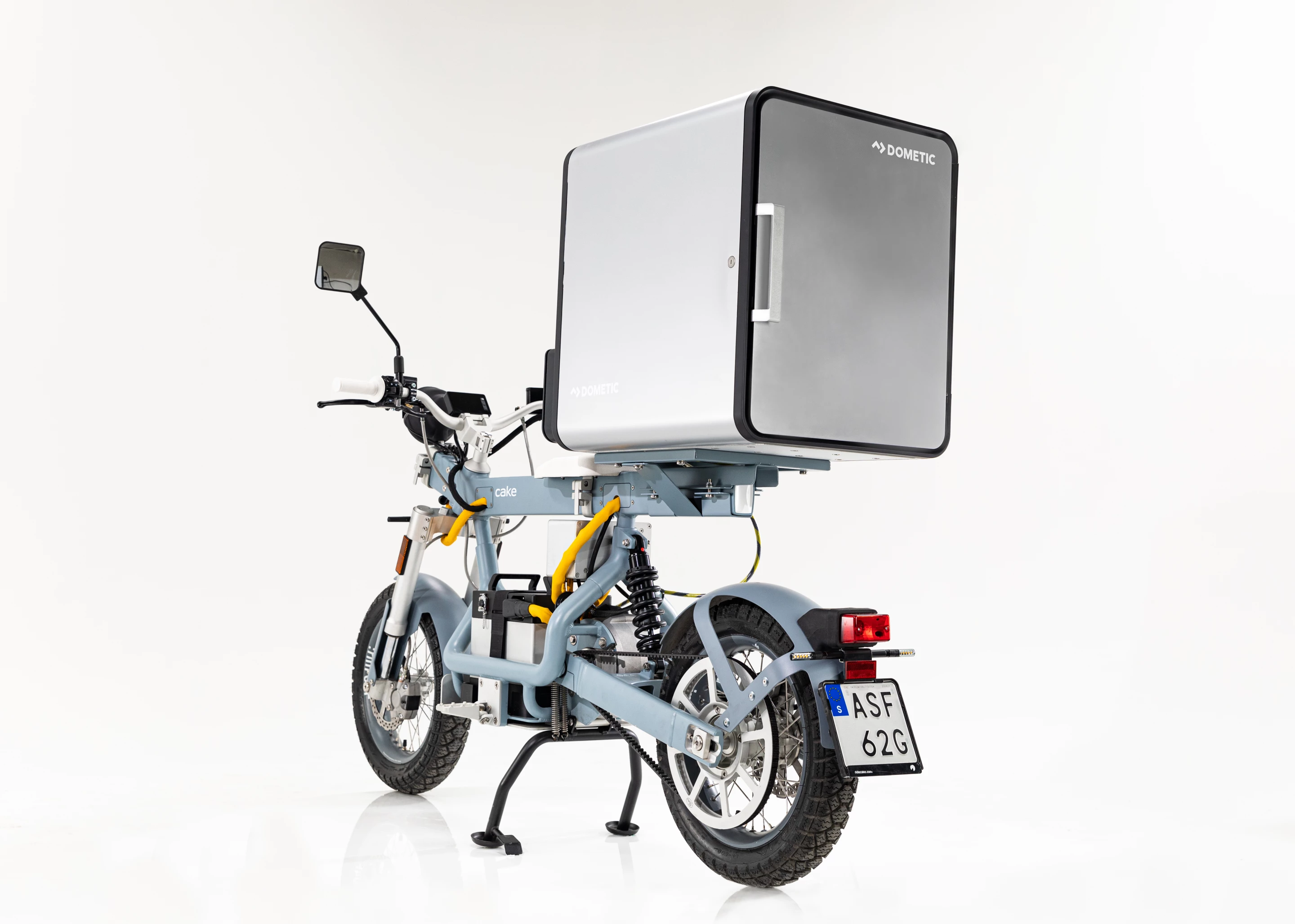 The operator can check for tampering and temperature using a mobile app