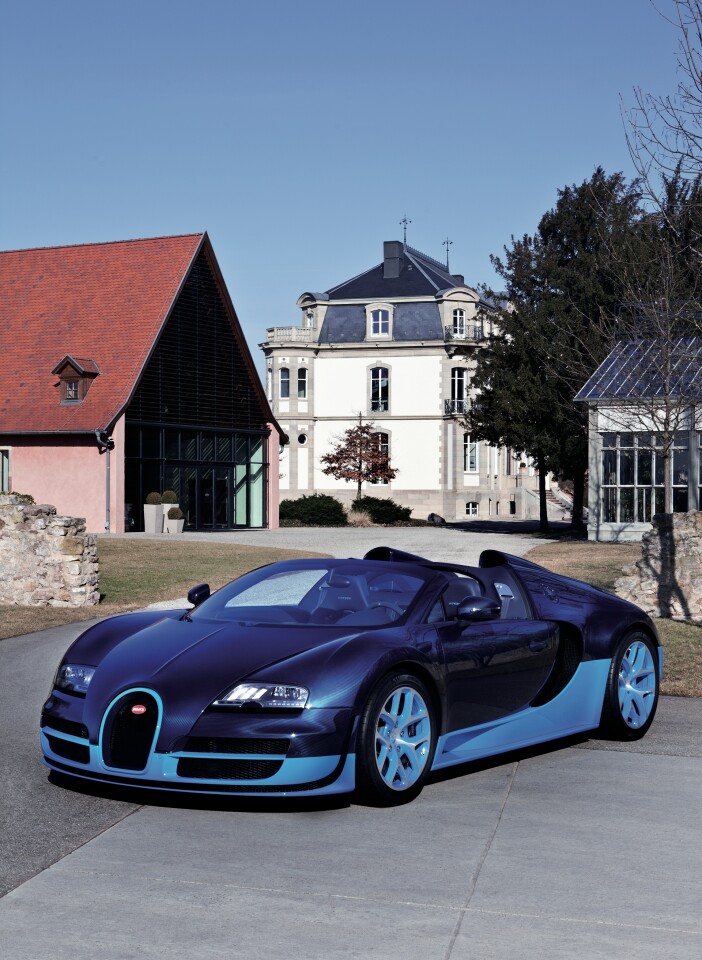 The blue version of the new roadster is finished in visible carbon fibre. The upper area of the body is finished in "Blue Carbon" while the roof area and air scoops are "Lake Blue".