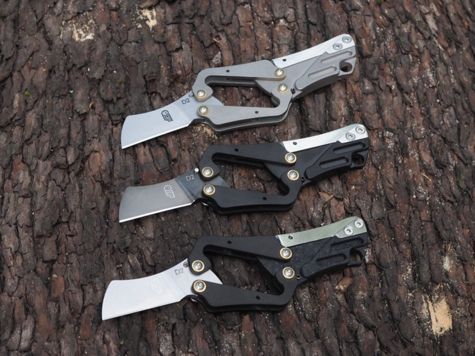 Tiny Lyra knife uses clever folding linkage to stretch out for a four