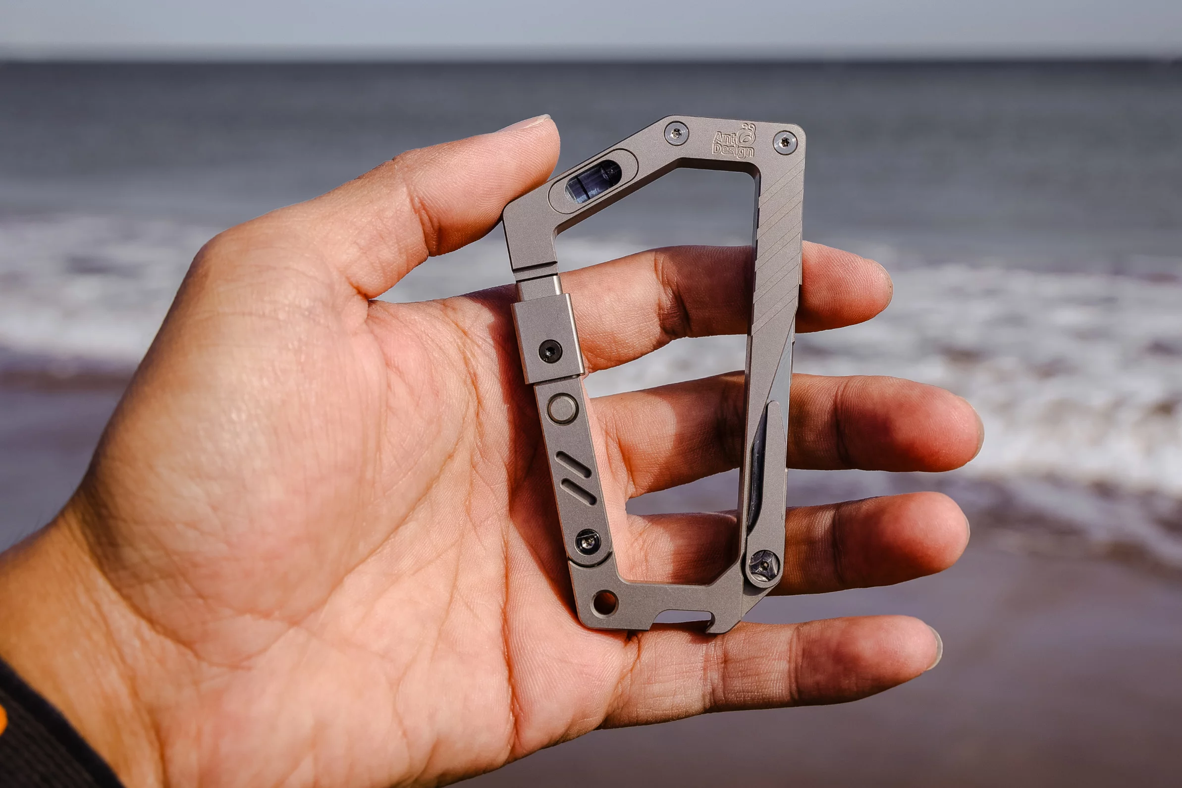 The GH Carabiner measures 55.5 x 95 x 8.5 mm (2.1 x 3.7 x 0.3 inches)