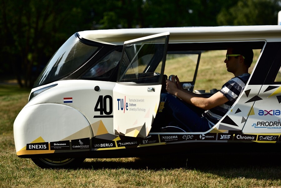 Carbon fiber and aluminum are used to keep the weight of Stella Lux down to just 375 kg (827 lb)