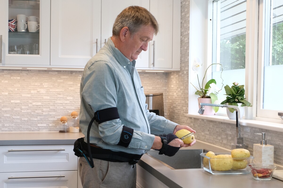 Individuals weakened by osteoarthritis or myositis may require assistance with daily tasks like watering plants, filling the kettle, or peeling potatoes. The Carbonhand robotic glove is designed to aid with these activities and is now available to everyone in the US.
