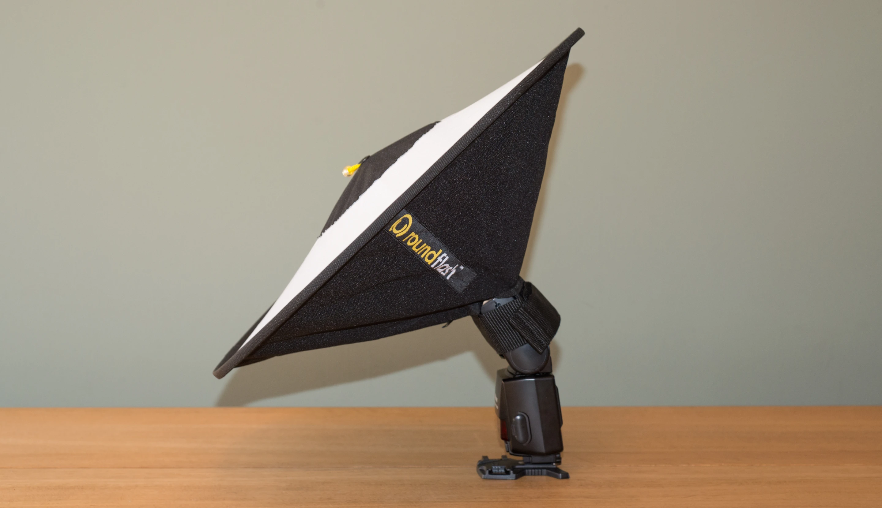 The RoundFlash Dish attaches directly to a flash using a built-in velcro strap (Photo: Simon Crisp/Gizmag.com)